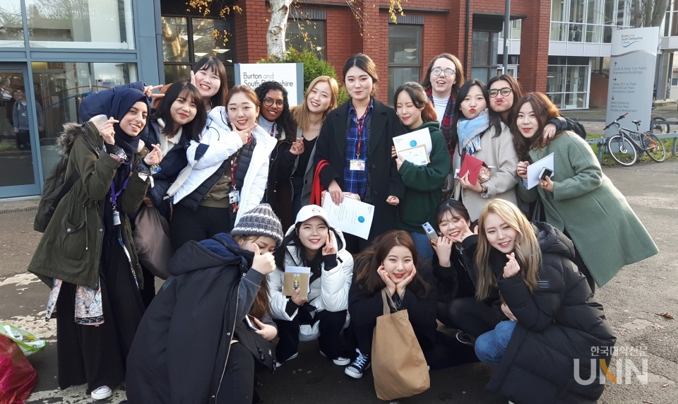 지난해 글로벌 현장학습 사업으로 영국 버튼 칼리지에 참여한 계명문화대학교 학생들.