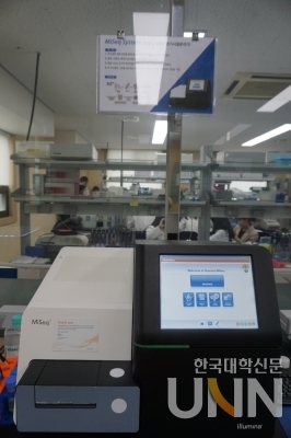 대전보건대학교 HRD사업단 공동훈련센터에 비치된 NGS 장치. 뒤로는 NGS 과정 수업을 듣는 학생들의 모습이 보인다. (사진=허지은 기자)