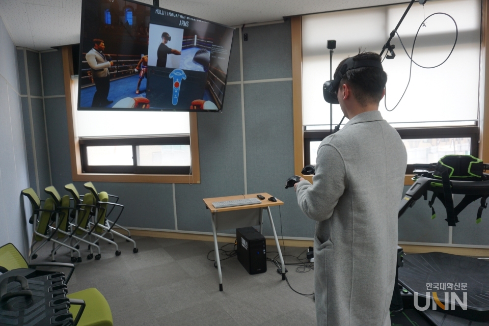 대전보건대학교 HRD사업단 관계자가 VR콘텐츠 사용 방법을 시연하고 있다. 공동훈련센터에 비치된 VR 제작 프로그램과 실습 프로그램으로 학생들은 직접 콘텐츠를 만들고 작동시켜 볼 수 있다. (사진=허지은 기자)
