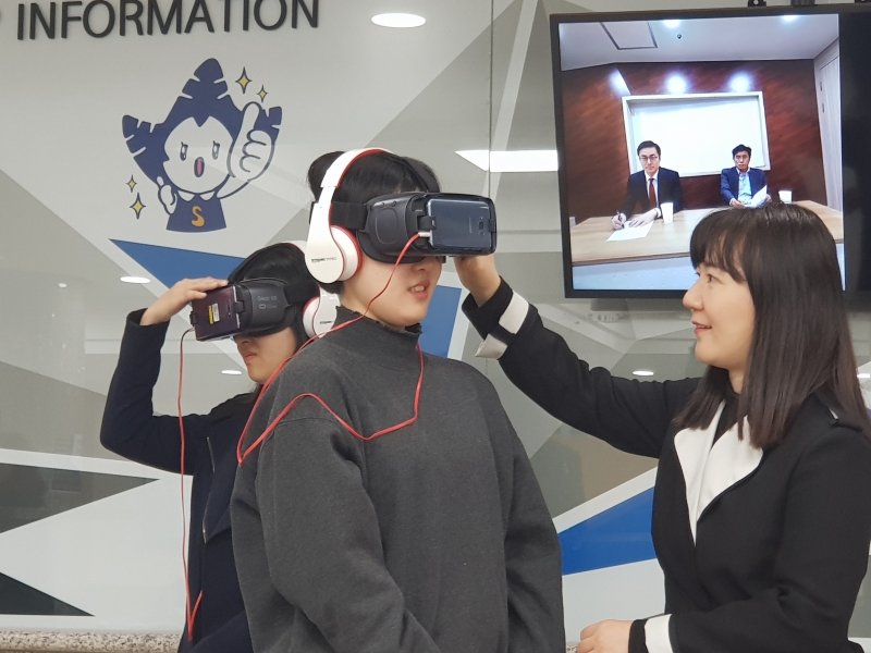 숙명여대가 15일 교내에서 진행한 VR면접 프로그램에 재학생이 참여해 모의면접을 체험하고 있다.