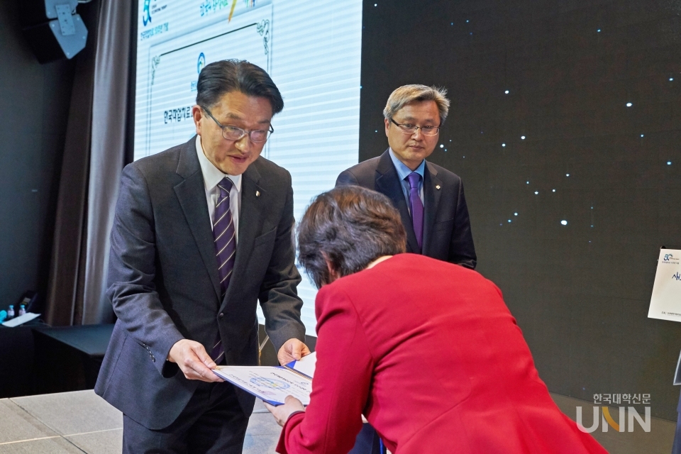 윤준호 여주대학교 총장(왼쪽)이 3일 서울 여의도에서 열린 '작업치료교육품질 우수대학 인증식'에서 인증서를 받고 있다.