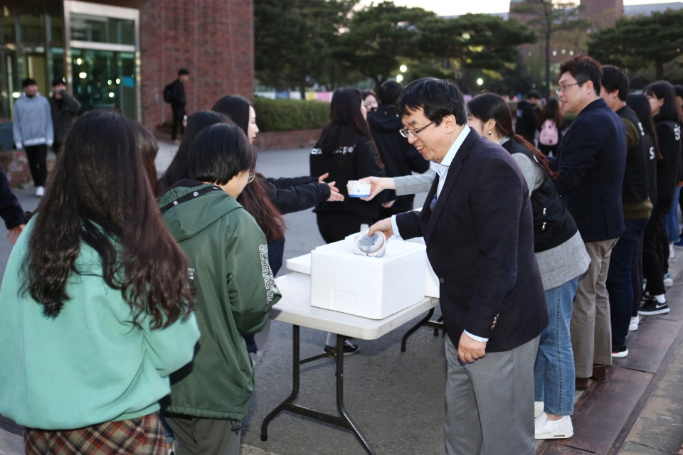 장순흥 총장이 중간고사를 맞아 공부하는 학생들을 격려하기 위해 사비로 컵밥을 마련, 학생들에게 직접 나눠줬다.