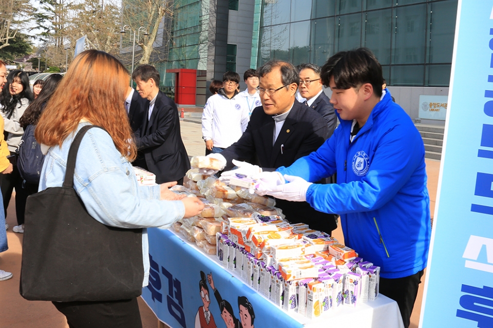 박맹수 총장이 총학생회와 함께 등교하는 학생들에게 간식을 나눠주고 있다.