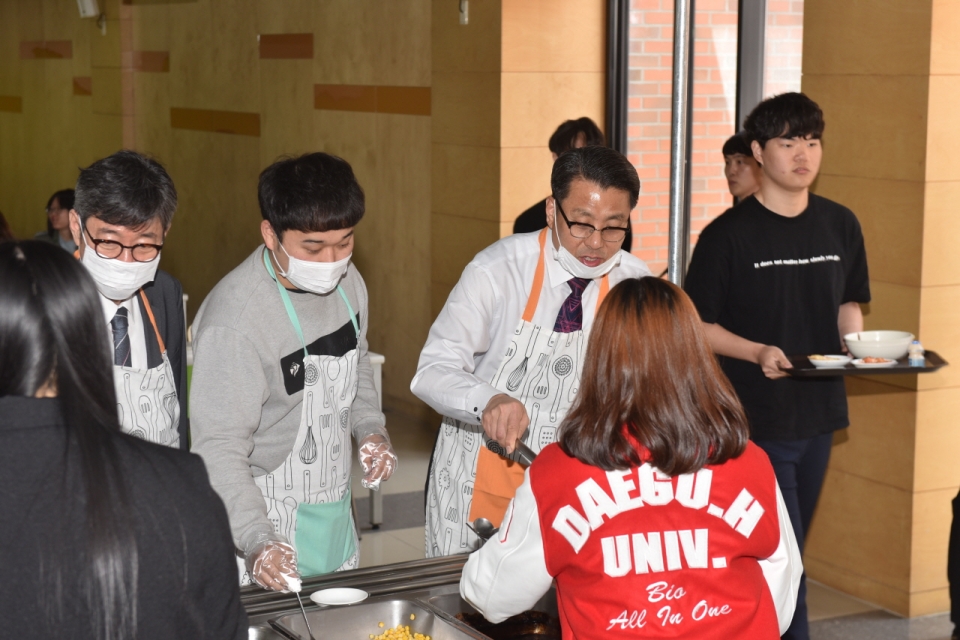 변창훈 총장이 중간고사를 준비하는 학생들을 위해 자장면을 배식했다.