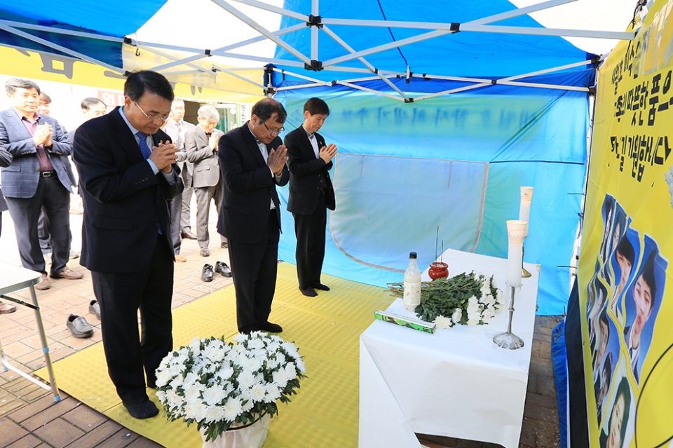 박맹수 총장이 교직원들과 함께 세월호 참사 5주기 추모 분향소에서 희생자들을 추모했다.