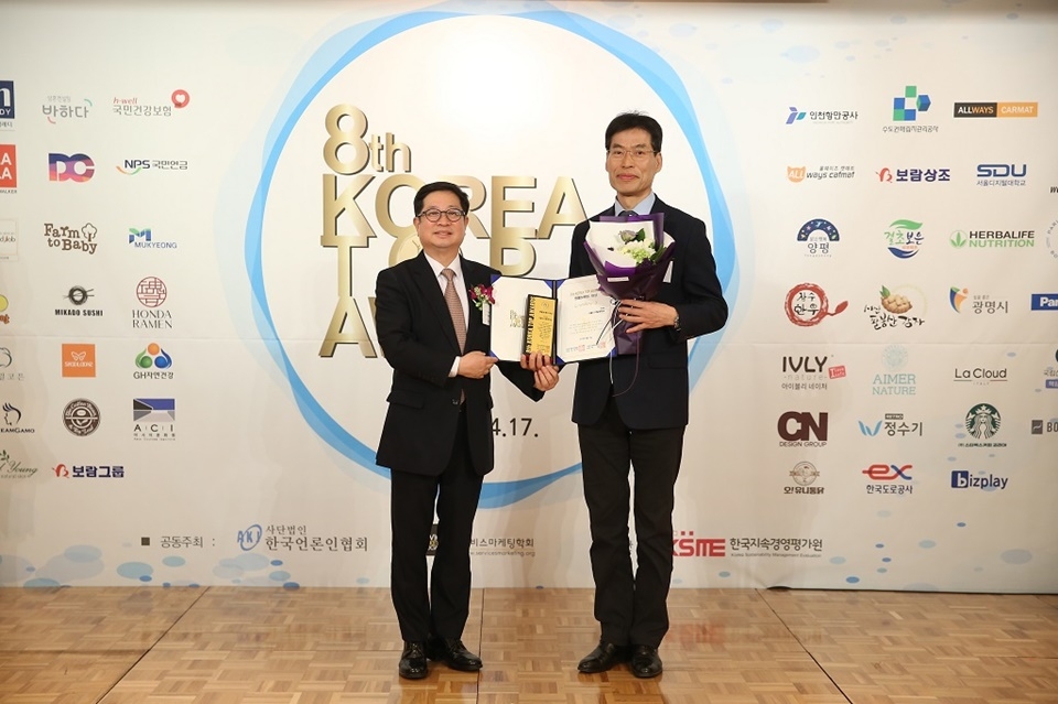 홍필기 입학처장(사진 오른쪽)이 ‘2019 Korea Top Awards’에서 8년 연속 사이버대학 부문 대상을 수상 후 기념촬영을 하고 있다. (사진제공=서울디지털대)