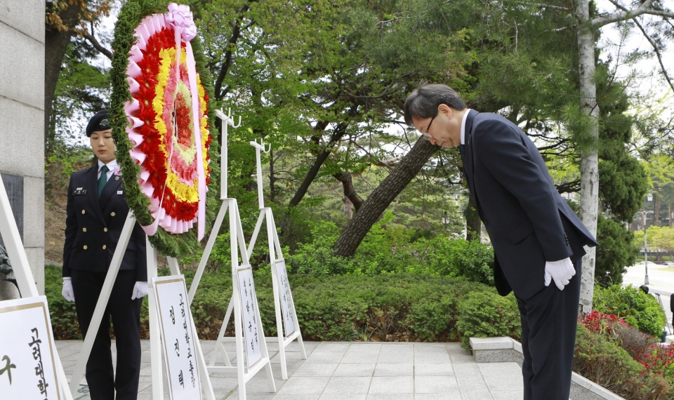 고려대가 4·18의거 59주년을 기념해 헌화행사를 가졌다. 정진택 총장이 기념탑에서 헌화하고 있다.