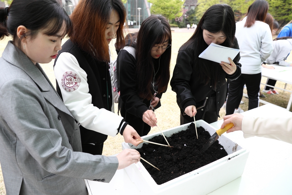 서울여대가 그린캠퍼스 사업 일환으로 '앗 지렁이가 간식을 쏜다' 행사를 개최했다.