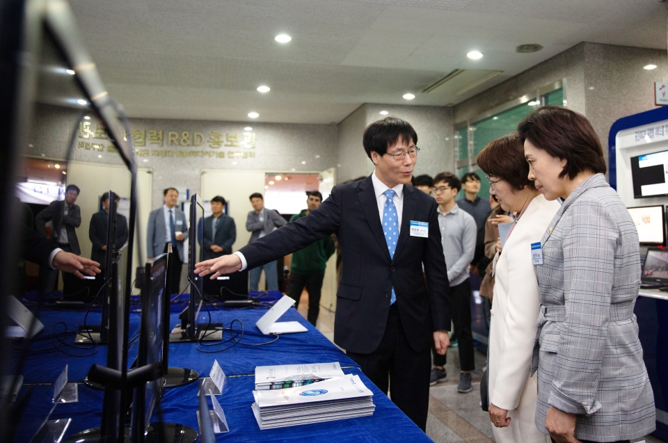 백중환 영상음향공간 융합기술 연구센터장이 경기도의회 의원들에게 개발품에 대해 설명하고 있다.