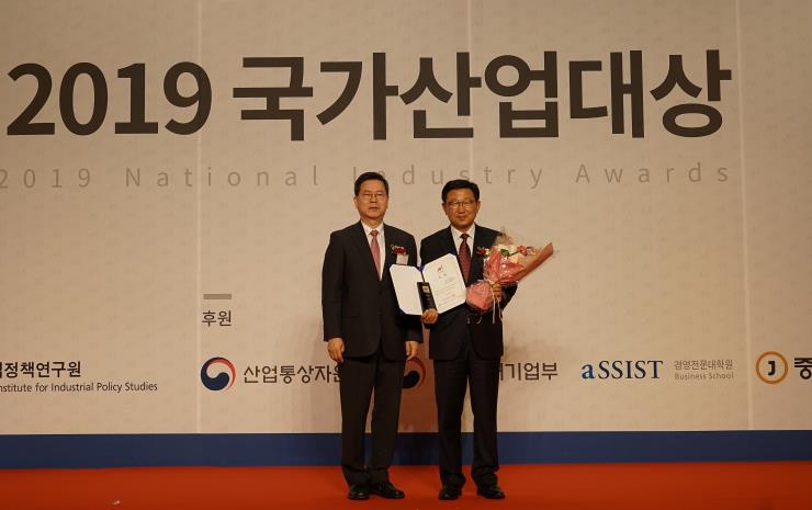박병완 아주자동차대학 총장(오른쪽)이 산업대상을 받고 기념촬영을 했다.