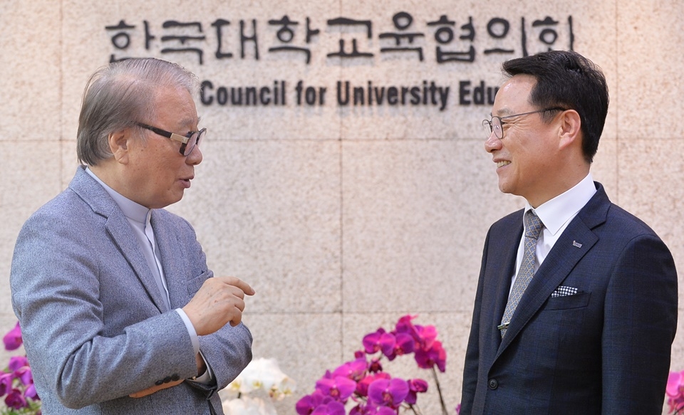 김헌영 대교협 회장이 이인원 본지 회장(왼쪽)과 환담을 나누고 있다.