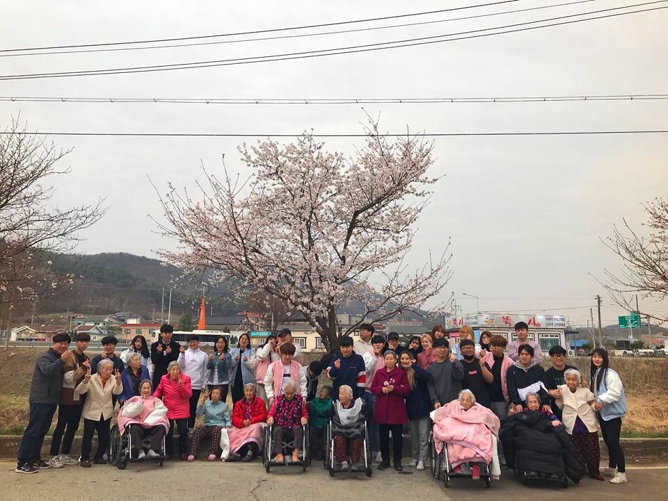 강동대학교 호텔조리제빵과 봉사동아리 학생들이 음성군에 위치한 한울요양병원에서 봉사활동을 하고 단체로 기념촬영을 했다.