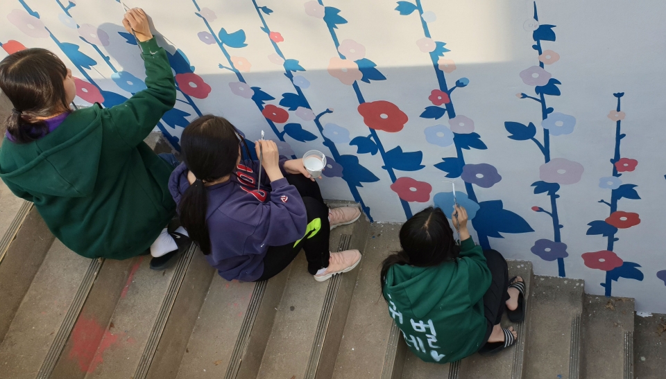 시각디자인학과 학생들이 계룡학사 아이들을 위해 벽화봉사활동을 실시했다.