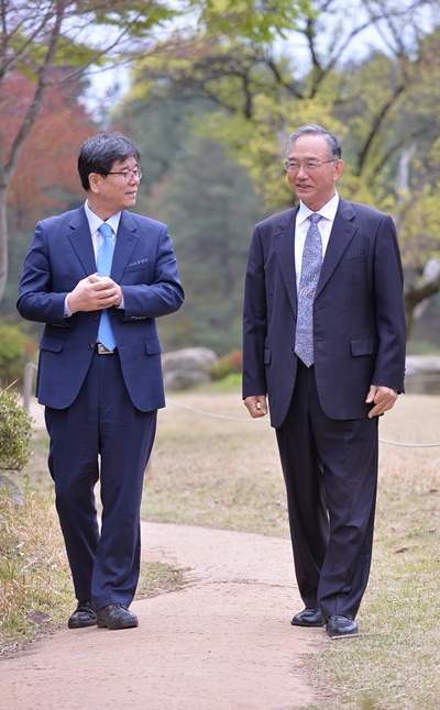 안효승 총장이 최용섭 본지 발행인(왼쪽)과 환담을 나누고 있다.