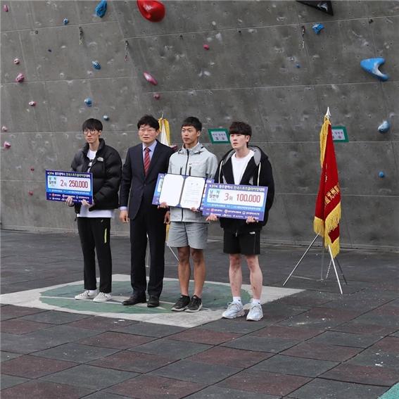 이용수 선수(왼쪽 두번째)가 제30회 광주시 전국 스포츠클라이밍대회에서 금메달을 수상했다.