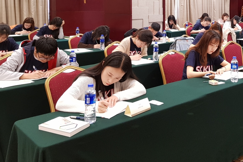 '제11회 중국 성균한글백일장'에서 중국 학생들이 '이웃'을 글제로 한국어 실력을 겨뤘다.