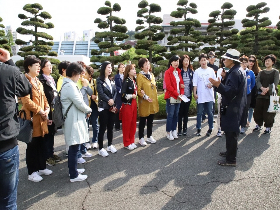 평생교육융합학과 학생들이 부산 유엔기념 공원에서 현장학습을 진행했다.