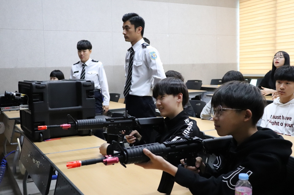 조선이공대학교 군사학과를 방문해 시뮬레이션 사격체험을 하고 있는 신용중학교 학생들.