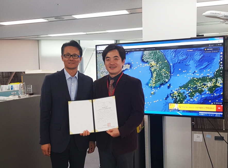 항공교통업무증명서를 받은 김도현(오른쪽) 한서대 항공교통관제교육원장.