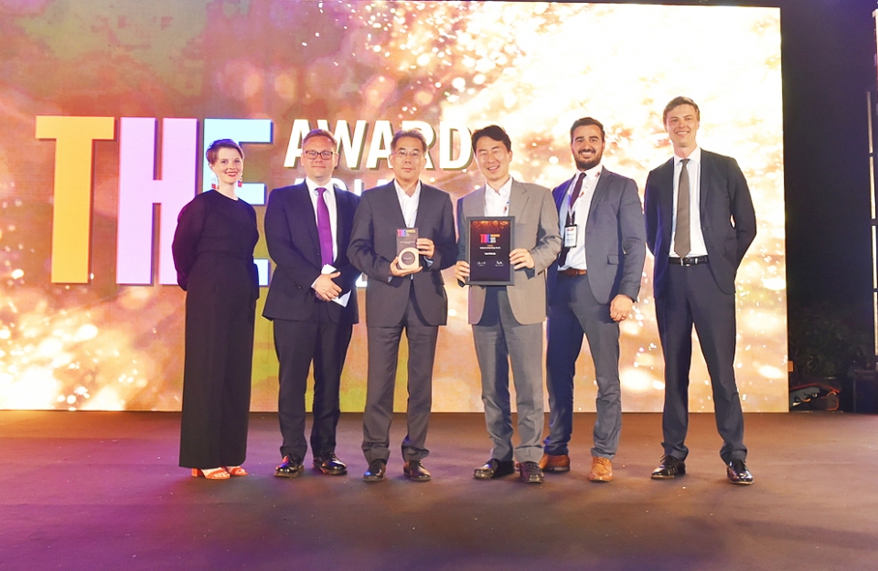 김동노 미래전략실장과 김성문 교무처 부처장이 아랍에미리트 아부다비에서 열린 THE Awards Asia 2019에서 수상 기념 사진 촬영을 했다.