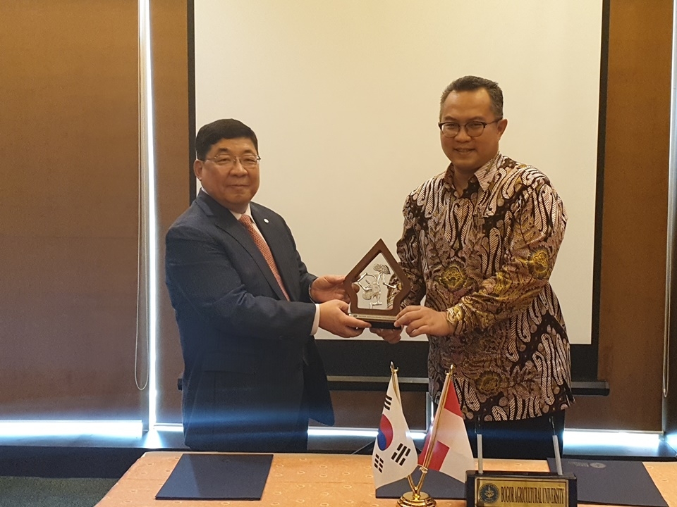 우제창 총장(왼쪽)과 인도네시아 IPB대학 아리프 사타리아 총장이 업무협약을 체결하고 기념촬영을 하고 있다.