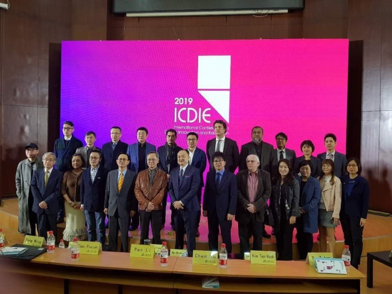 중국 대련공과대학교에서 열린 디자인 분야 국제 컨퍼런스 '2019 ICDIE'에서 김미연 서울디지털대 산업디자인전공 교수(사진 앞줄 왼쪽 세번째)가 기조발표 후 관계자들과 기념 촬영을 하고 있다.