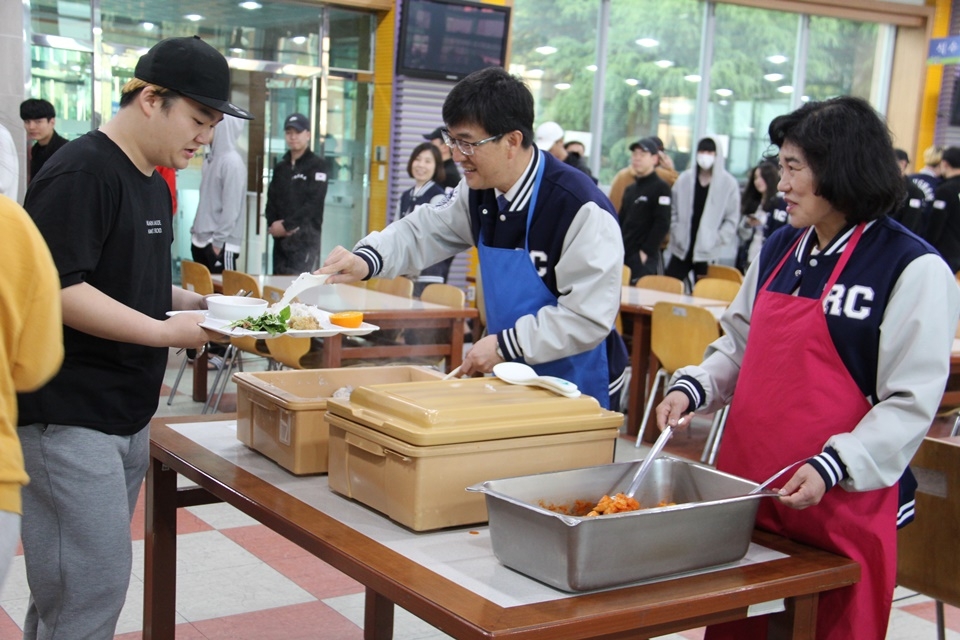 박재훈 총장(오른쪽 두번째)이 기숙형대학에서 생활하고 있는 재학생들에게 아침 식사를 배식하고 있다.