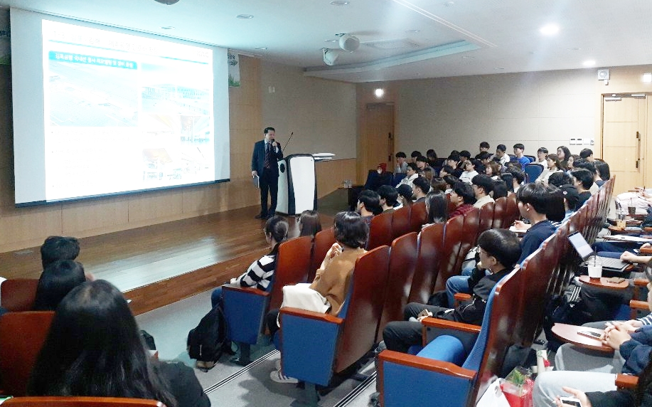 김공덕 한국공항공사 사회책임경영실장이 청주대 학생들을 대상으로 청년 채용계획을 설명했다.