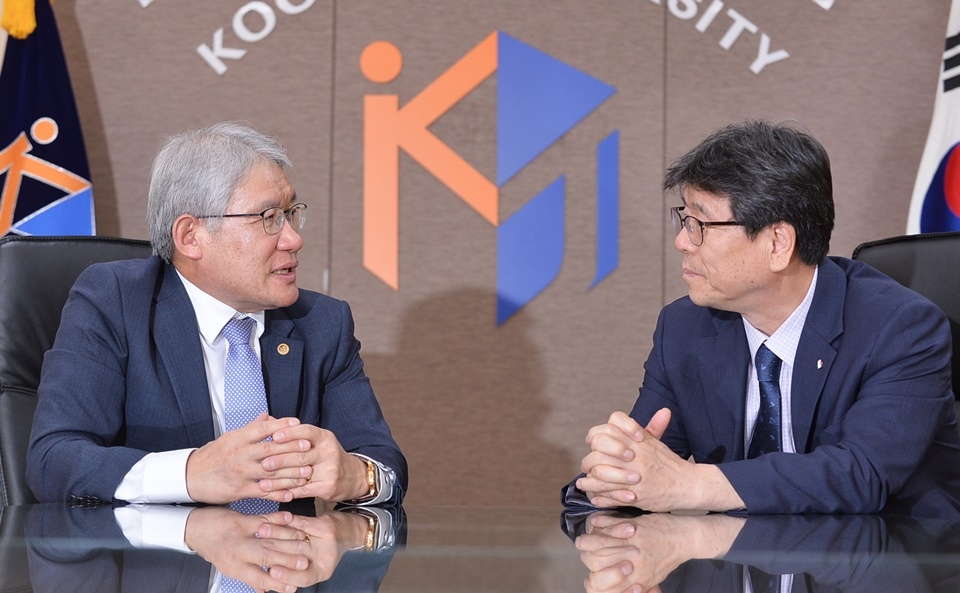 김 빙 총장이 최용섭 본지 발행인(오른쪽)과 대담을 하고 있다.