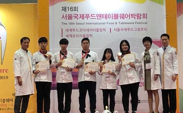 서울국제푸드앤테이블웨어 박람회에 참가한 호텔조리과 학생들이 수상 메달을 보이며 기념촬영을 했다.