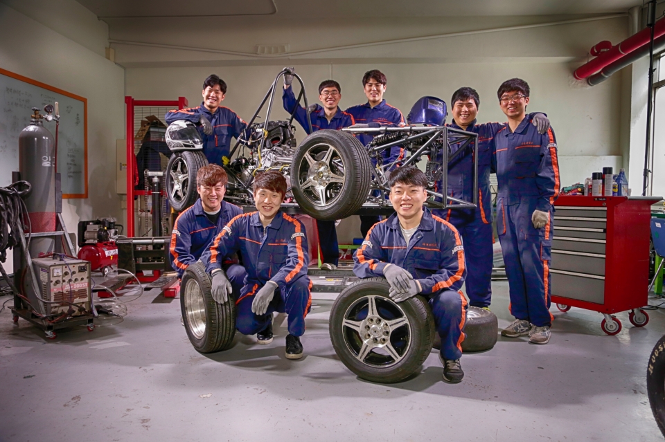 파란학기제 프로그램에 참여한 학생들이 포뮬러 차량 제작을 하고 있다.