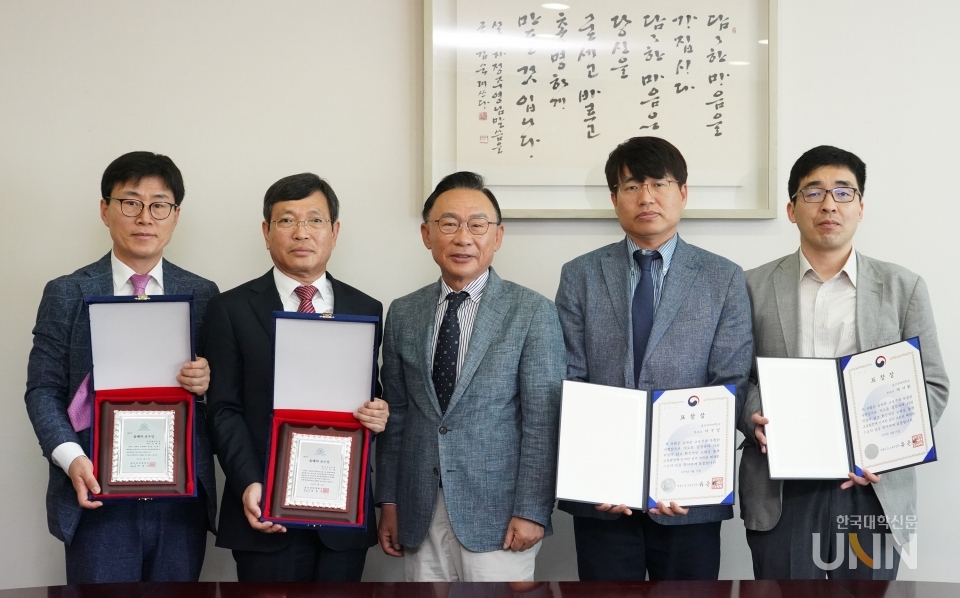 왼쪽부터 김재윤 울산과학대학교 교수, 이규용 교수, 허정석 총장, 이주영 교수, 박시환 교수.