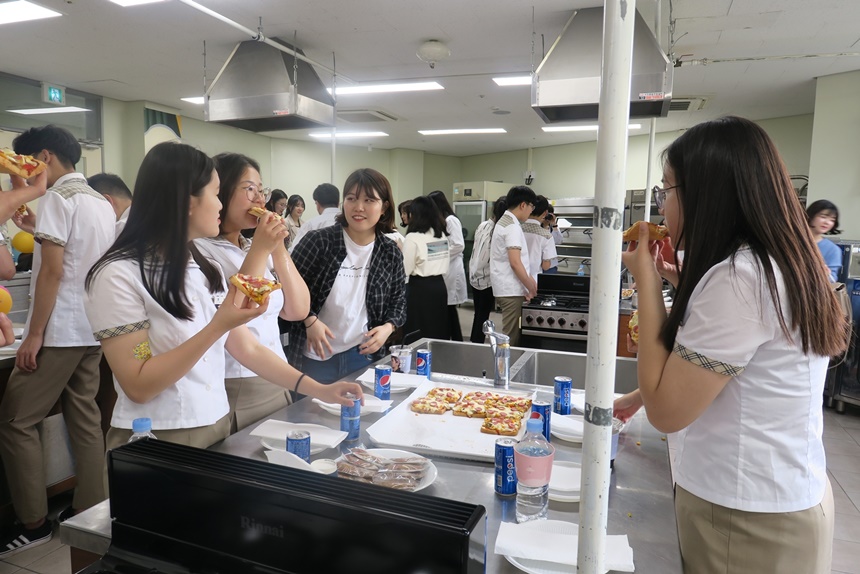장대현학교 학생들이 식품영양학과 학생들이 준비한 피자빵과 쿠키를 맛보고 있다.