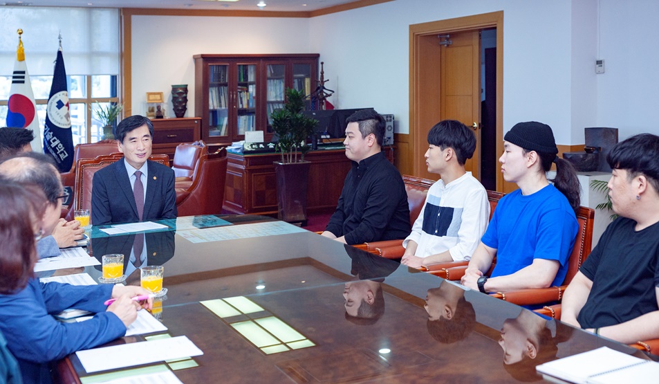 김종호 총장이 총장실에서 독립유공자 후손 재학생들과 간담회를 갖고 있다.