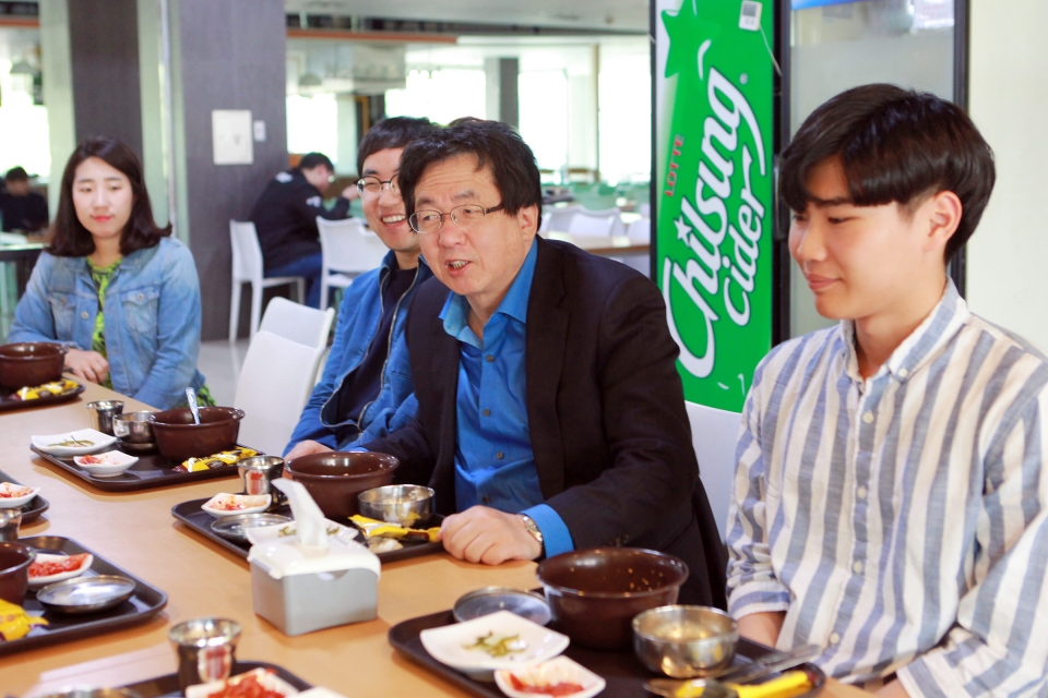 장순흥 총장이 학생들과 소통하는 시간을 가지기 위해 아침 식사를 함께 했다.