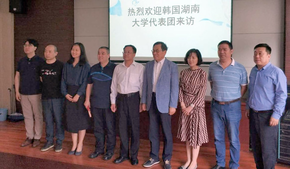 호남대 손완이 국제교류본부장과 장석주 대학원장이 중국 허베이(河北)공정대학을 방문해 MOU를 체결했다.