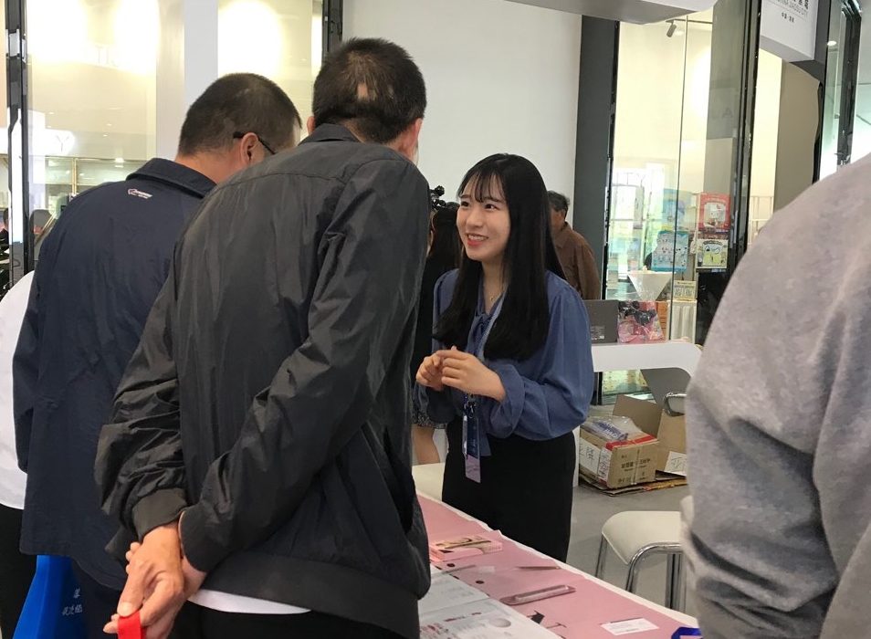 한-중 경제무역협력포럼 및 위남 한국상품 전시회에 참가한 GTEP 학생이 부스 방문객들에게 상품을 설명하고 있다.