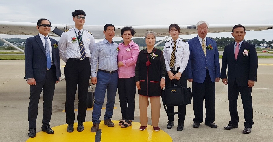 성수진씨(왼쪽에서 6번째) 가족들이 효도비행 행사를 마치고 기념 촬영을 했다.