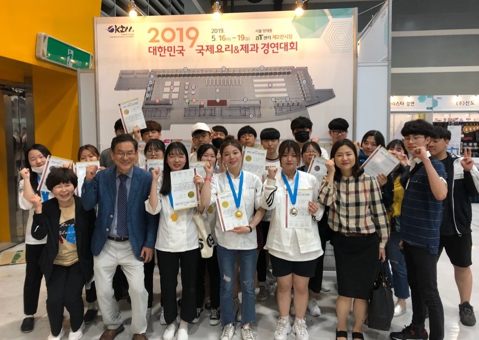 대구공업대학교 호텔외식조리계열 수상 학생들이 기념촬영을 했다.