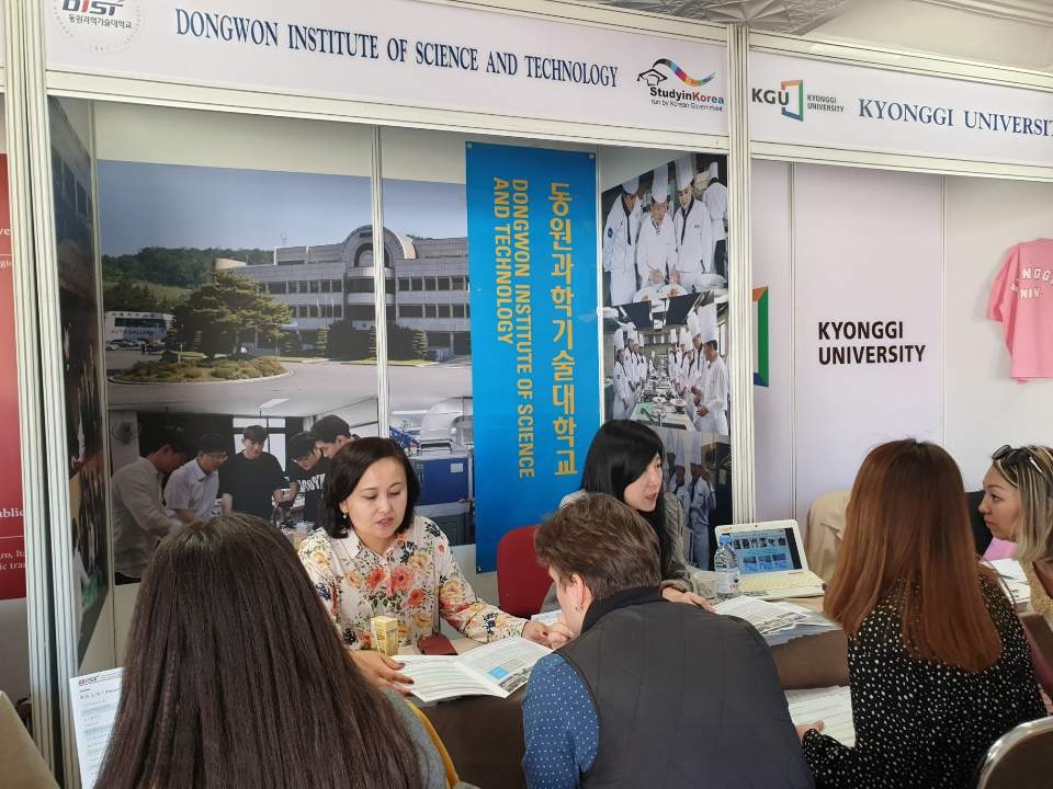 동원과학기술대학교 관계자들이 카자흐스탄 한국 유학박람회 부스에서 상담을 진행하고 있다.