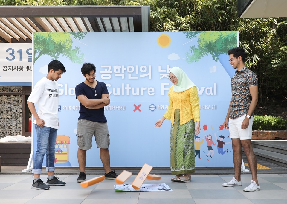 ‘외국인 유학생을 위한 문화체험마당’에 참가한 학생들이 한국 전통놀이인 윷놀이를 하고 있다.