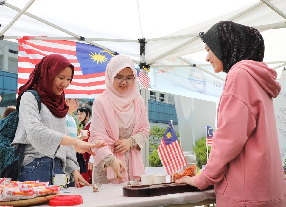 ‘외국인 유학생을 위한 문화체험마당’에 참가한 학생들이 말레이시아 전통놀이인 바투 쓰름반(Batu Seremban)를 하고 있다.
