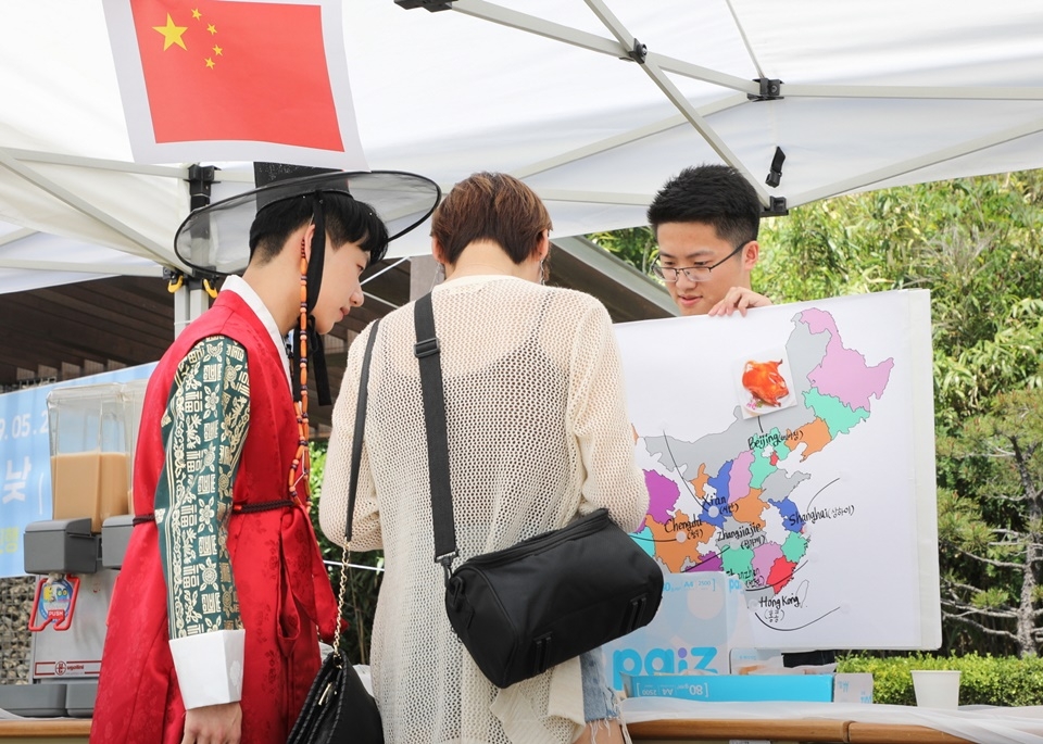 ‘외국인 유학생을 위한 문화체험마당’에서중국학생(오른쪽 첫 번째)이 외국인 유학생들을 대상으로 중국에 대한 소개를 하고 있다.