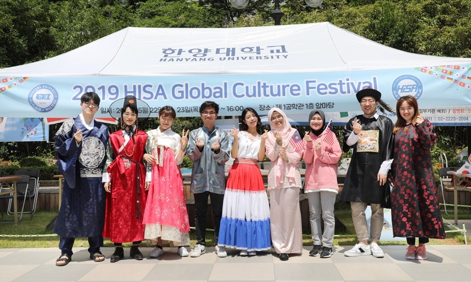 ‘외국인 유학생을 위한 문화체험마당’에 참가한 학생들이 기념촬영을 하고 있다.