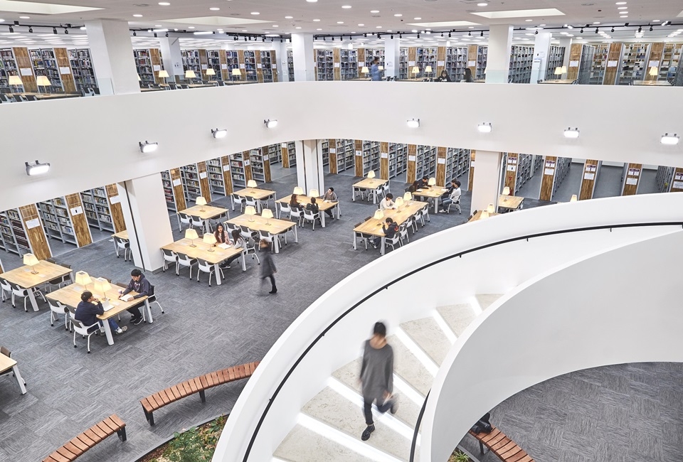 광운대는 하드웨어와 소프트웨어 두루 갖춘 최첨단 중앙도서관을 건립해 공간 구성 및 환경 구축에 대한 우수사례로 손꼽히고 있다.[사진=광운대 제공]