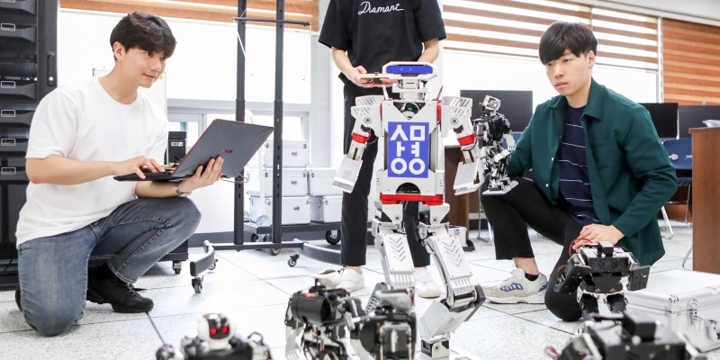상명대학교는 4차 산업혁명을 선도하위해 인공지능(AI), 로봇 분야의 인재 양성에 매진하고 있다.