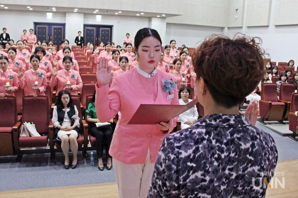 수성대학교 제11회 예비치과위생사 선서식에서 권예은씨가 대표 선서를 하고 있다.