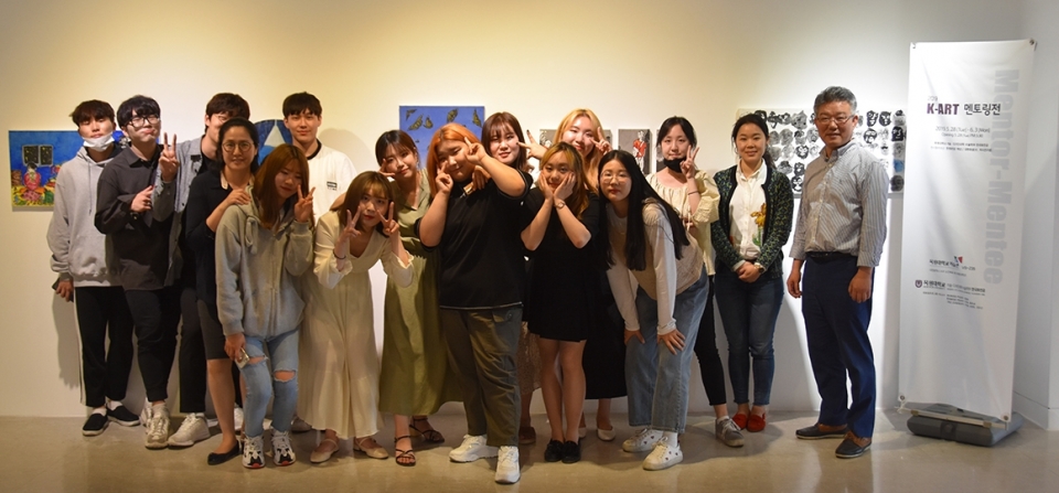 한국화 전공 ‘2019 K-ART 멘토링전’ 참여 학생들이 기념촬영을 했다.
