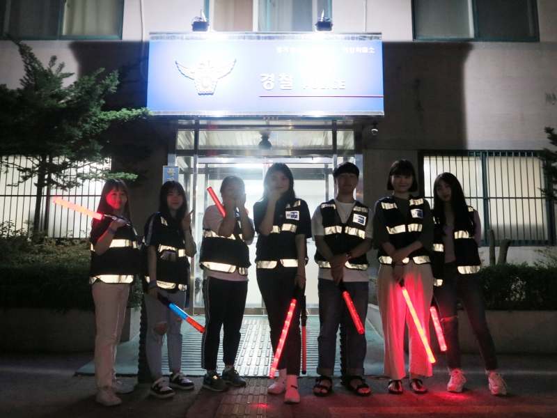 가천대 경찰·안보학과 학생들이 대학이 위치한 복정동 일대를 야간 순찰하고 있다.