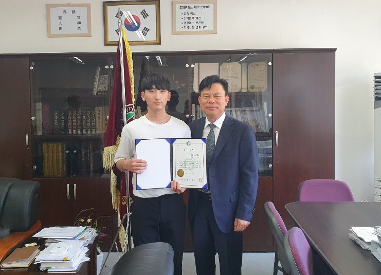 김제홍 총장(오른쪽)이 산불 피해 학생에게 특별 재해 장학금을 전달했다.